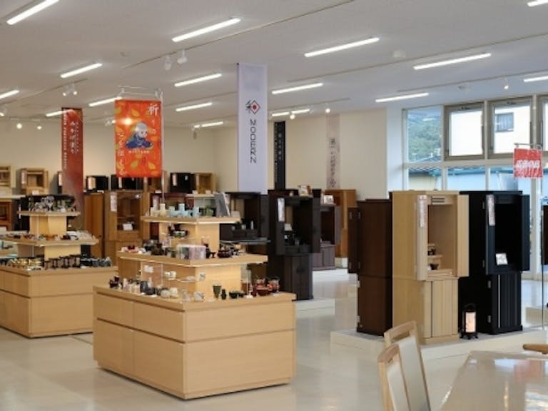 広々としたスペースにゆったりと展示された仏壇・仏具