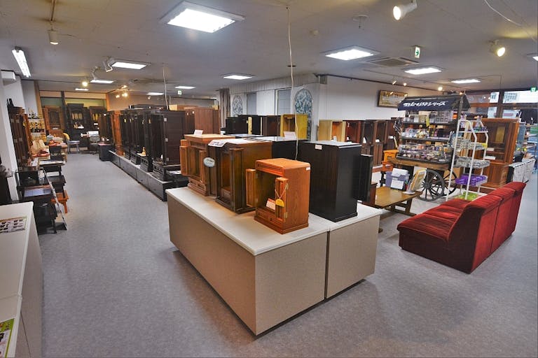 家具調仏壇や小型仏壇・仏具など充実した品揃えの店内
