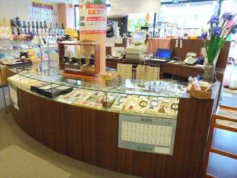 お位牌や仏具・お数珠など仏事小物を見やすく展示