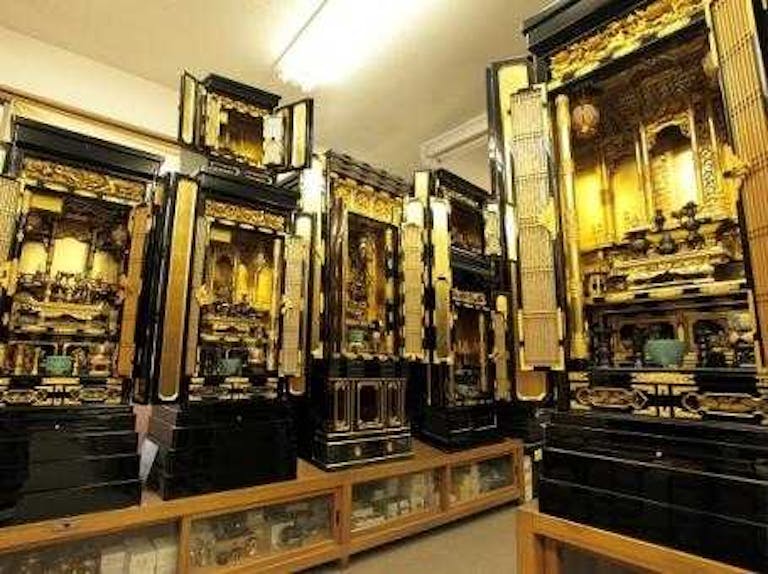 伝統的な金仏壇もゆっくりお選びいただけます