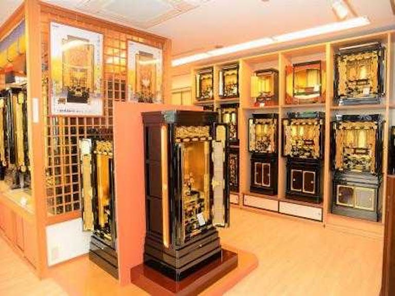 上置き型から床置きタイプまで豊富な品揃えの金仏壇