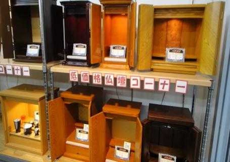 サイズや価格ごとに見やすくレイアウトされた店内