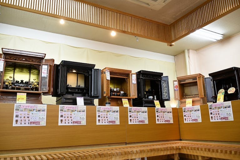 家具調仏壇から伝統的なお仏壇まで常時100本以上のお仏壇を展示