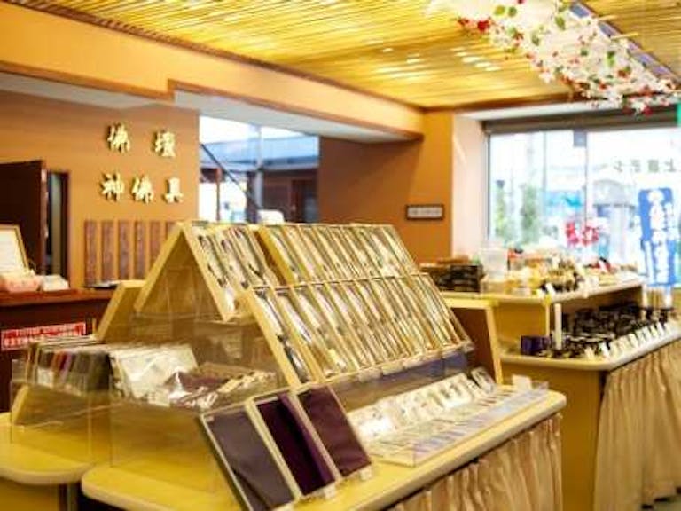 明るい店内にはお数珠や香典袋などの小物類が見やすく展示されています