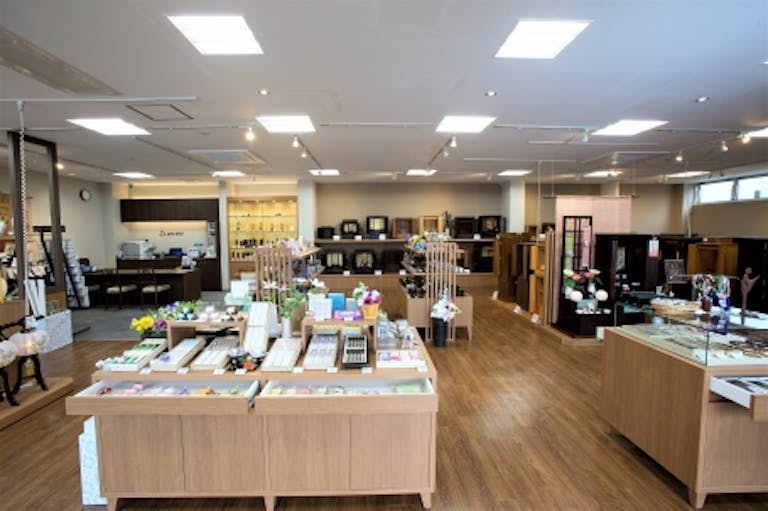 床置きタイプの伝統型仏壇をゆったりと展示したコーナー