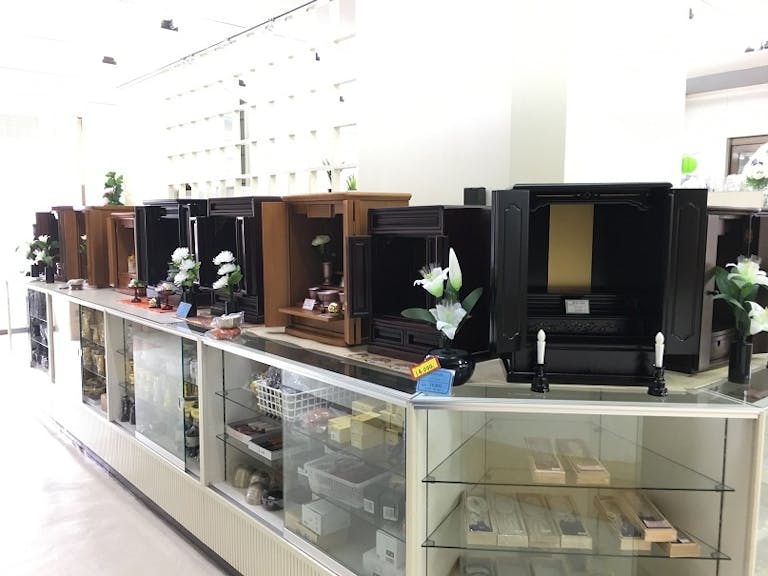 重厚な雰囲気の伝統的な唐木仏壇の展示エリア