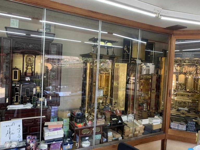 店内では職人の高い技術で製作された金仏壇をご覧いただけます