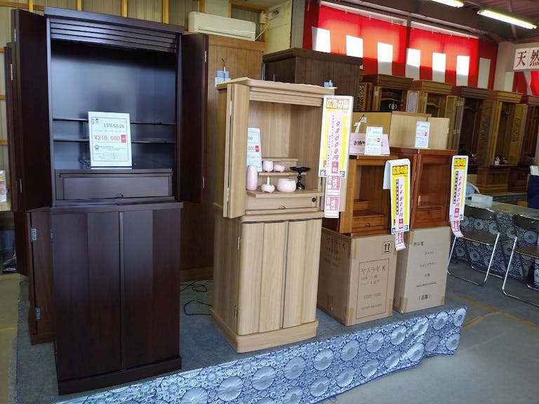 彫刻が美しい大型の唐木仏壇が展示されたコーナー
