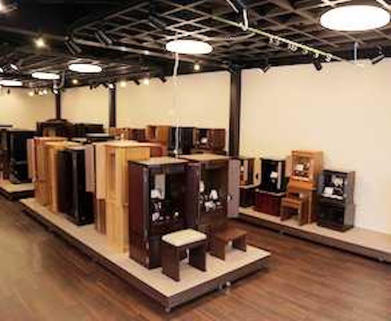 お仏壇が見やすく展示された天上が高く広々とした明るい店内