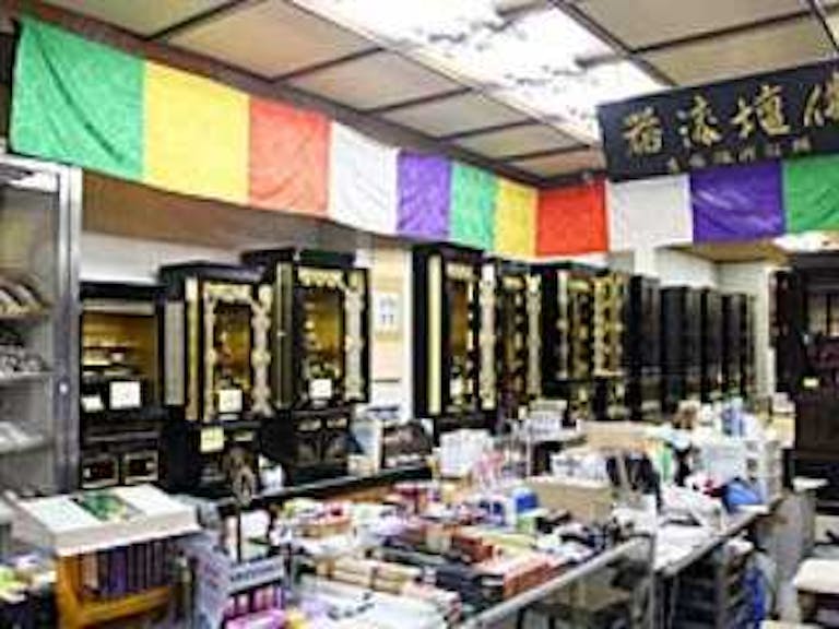 線香やローソク・仏具・数珠なども充実した品揃えです