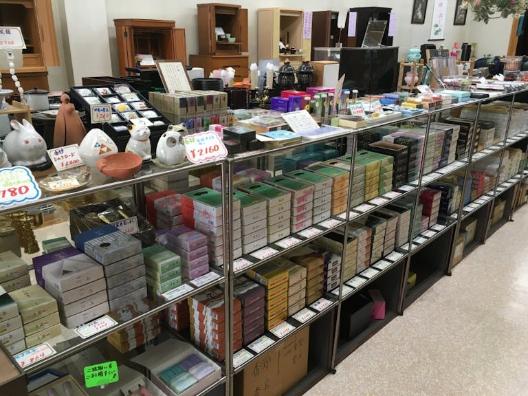 ご本尊やお位牌もお仏壇に合わせて選べるよう充実した品揃えです