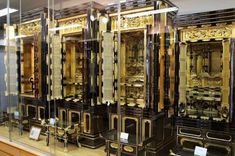 置き場所に困らないコンパクトな上置き仏壇の展示コーナー
