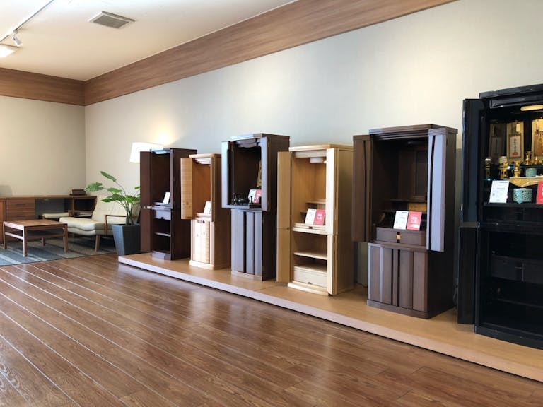 新型の家具調仏壇は色・柄・サイズなど種類豊富に取り揃えています