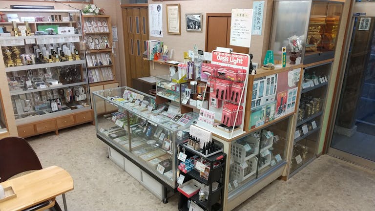 店内の商品はガラスケース内にすっきりと展示されています