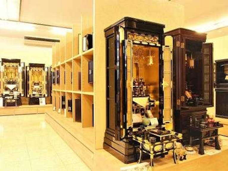 伝統型の唐木仏壇や金箔仏壇も豊富に展示しております