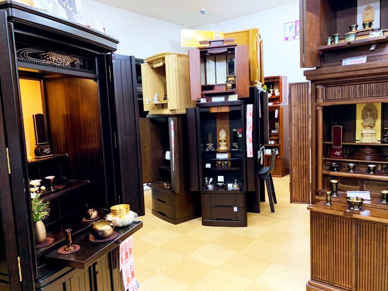 ゆったりと展示された床置きタイプの唐木仏壇
