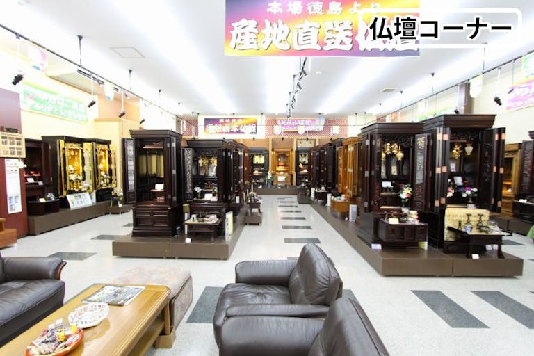 広々とした墓石館には様々な石種のお墓を展示しています