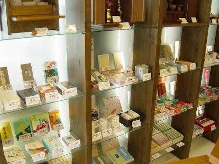 お線香やローソクなど仏事小物も充実した品揃え