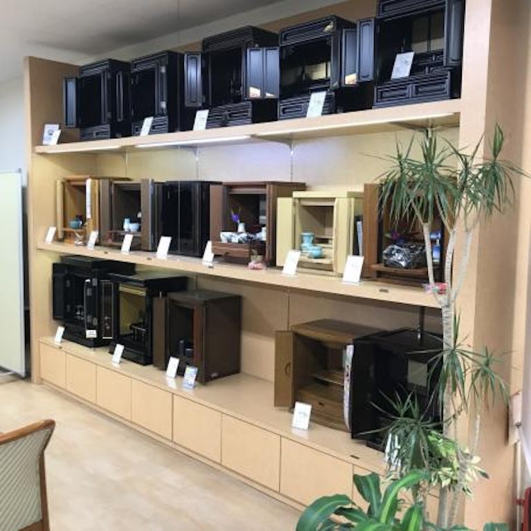 コンパクトな上置き仏壇や盆提灯など季節の商品も種類豊富に展示