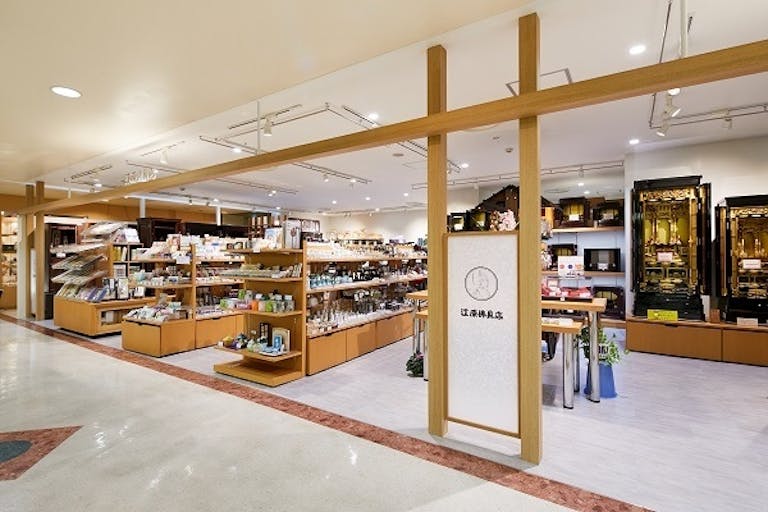 明るい店内には仏具や数珠・線香などの仏事小物が多数陳列