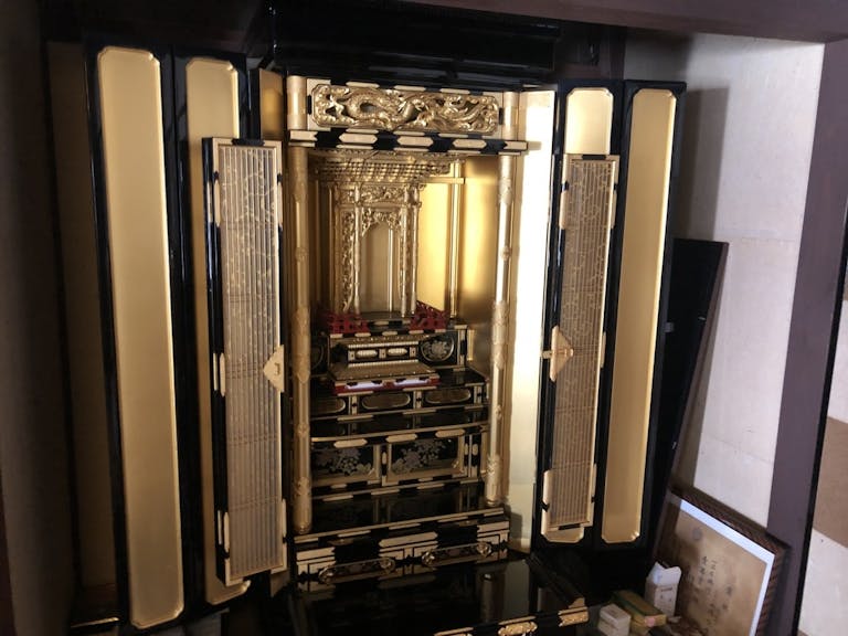 金箔が美しい伝統的な金仏壇