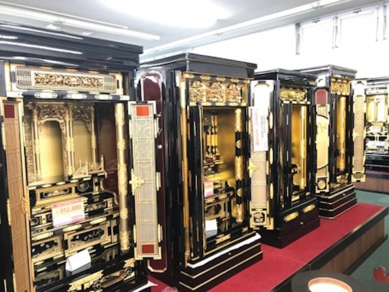 大型の金仏壇が並ぶコーナー