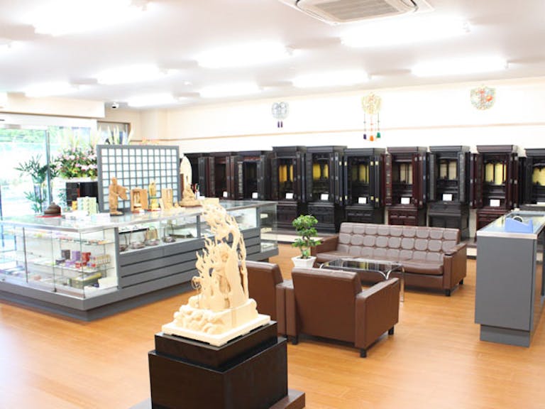 伝統型仏壇も多数展示