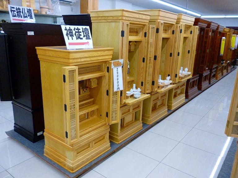 落ち着いた色合いの唐木仏壇