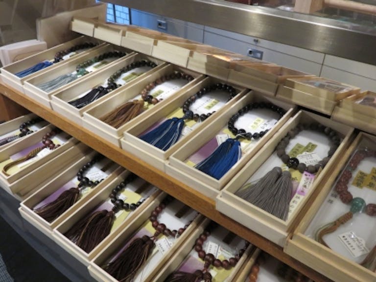 おしゃれなお仏具やローソク・お香なども数々ご用意