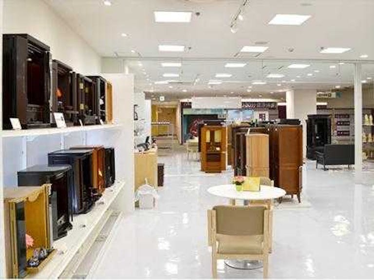 広々とした店内にはゆっくりくつろげるイスとテーブルをご用意