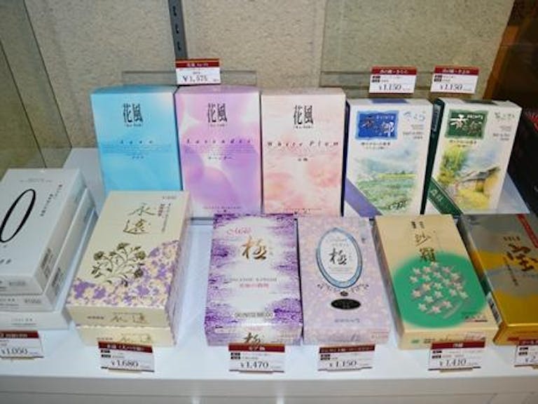 毎日使うお線香も種類豊富にご用意しています