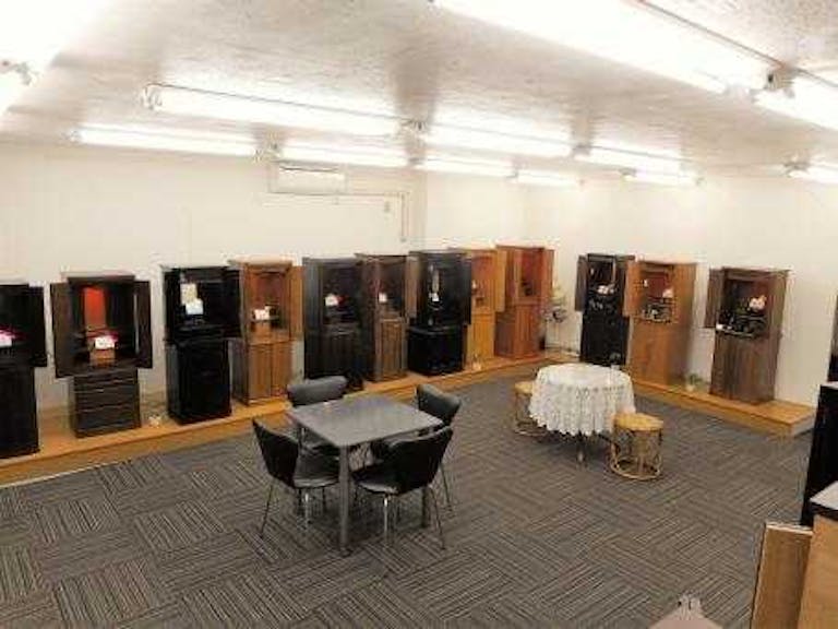 仏壇コーナー横にはゆっくりくつろげるイスとテーブルをご用意