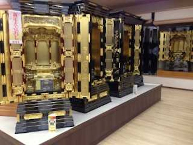 豪華な金仏壇は様々なサイズをご用意しています