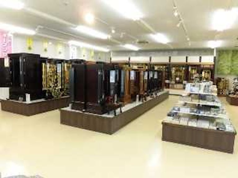 仏壇や仏事小物が種類ごとに見やすく展示された広い店内