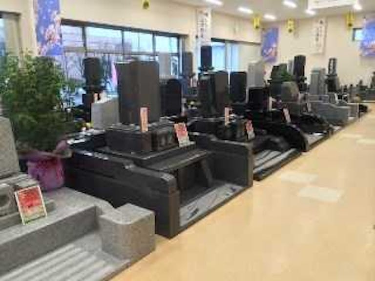 墓石展示場では様々な石種の見本を展示しています