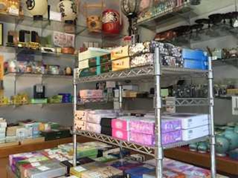 神仏具・位牌・数珠・線香などバラエティに富んだ品揃えの店内