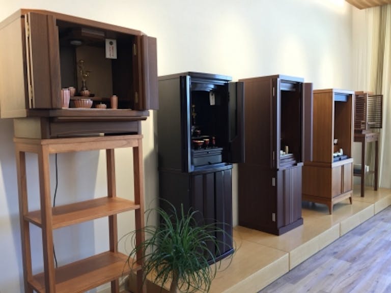 明るい店内に展示されたモダンなデザイン仏壇