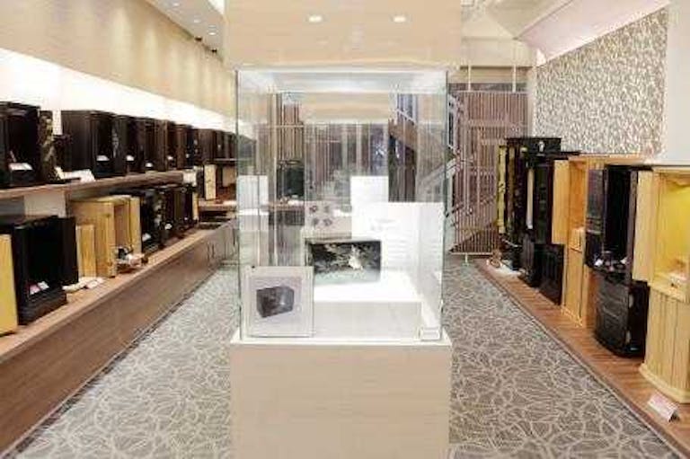 沢山のモダンなお仏壇の中央に展示された漆塗りの伝統工芸品