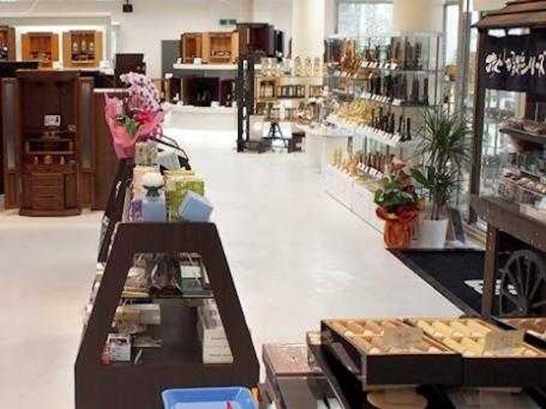 常時110本以上のお仏壇のほかお位牌や仏具が展示された明るい店内