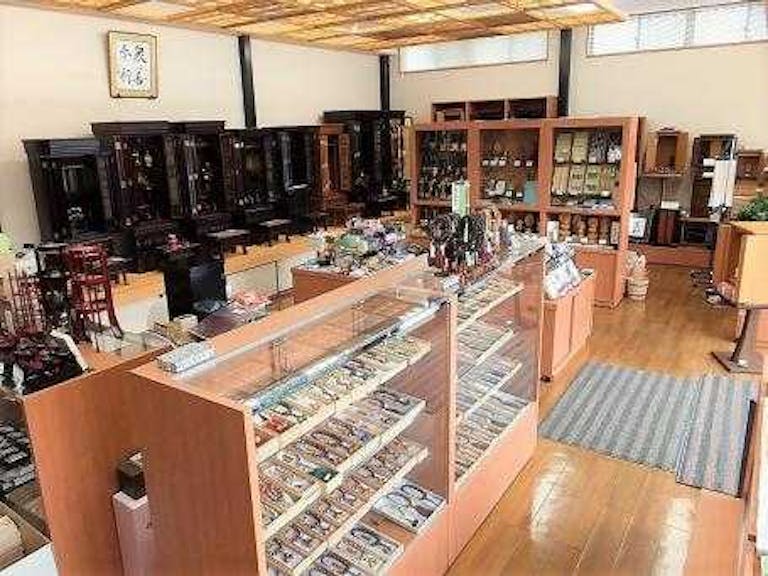 数珠や仏具など種類ごとに見やすくレイアウトされた店内