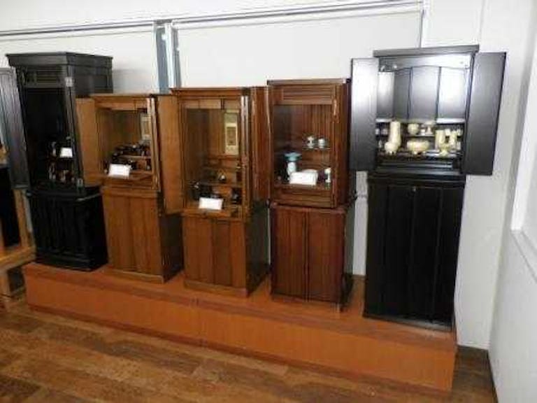 仏具と合わせて展示された家具調仏壇