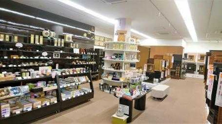 車イスでもスムーズに移動できる広々とした明るい店内