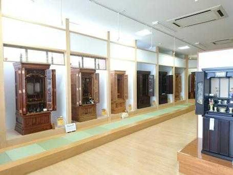 個別の区画にゆったりと展示された人気のはめ込み型関東壇