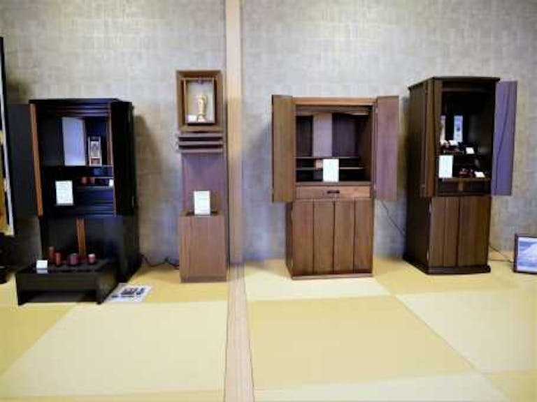 家具調仏壇はコンパクトなタイプから標準型まで様々なサイズをご用意