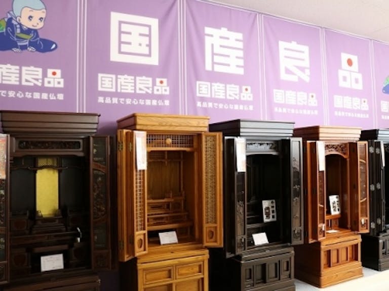 高品質な唐木仏壇が並ぶ国産良品の展示エリア