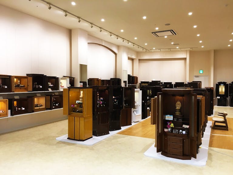 唐木仏壇から家具調仏壇まで豊富に展示
