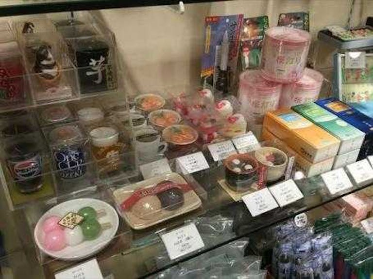 お菓子やお酒など故人の好物を模したローソクも多数ご用意