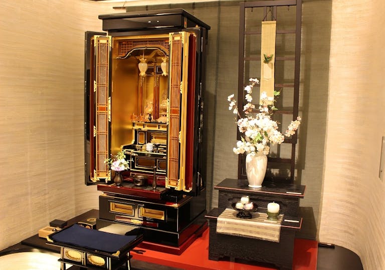 伝統工芸の技がいきたお仏壇からお位牌・小物まで豊富な品揃え