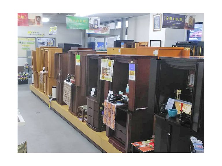 伝統的な金箔仏壇の展示コーナーは椅子に座ってゆっくりご覧いただけます