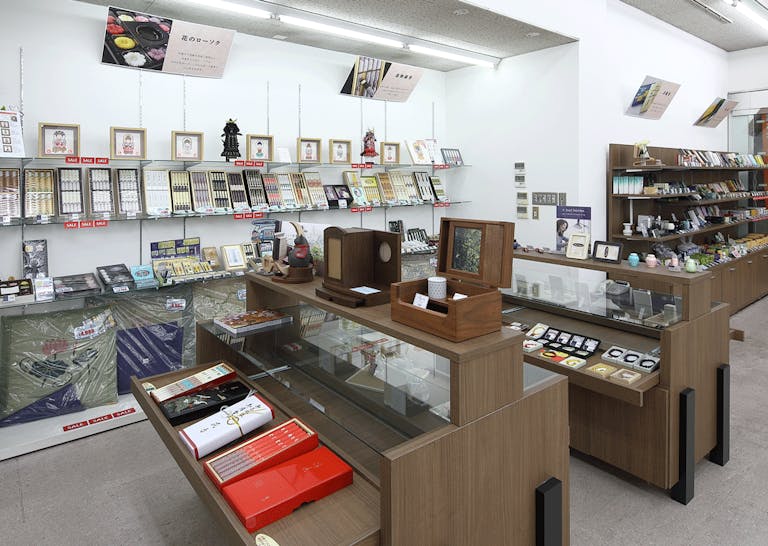 金箔仏壇コーナーには伝統的工芸品の姫路仏壇も展示されています